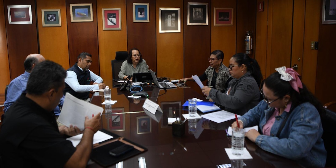 Autoridades de Pemex se reúnen con padres y madres que exigen la reubicación de dos planteles educativos.