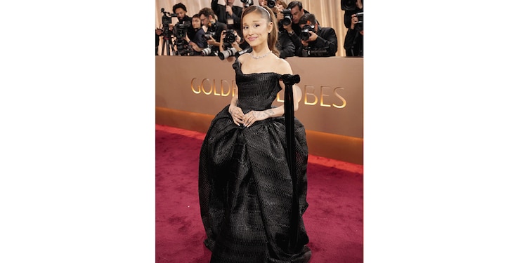 Ariana Grande lució un look dramático de Vivienne Westwood.