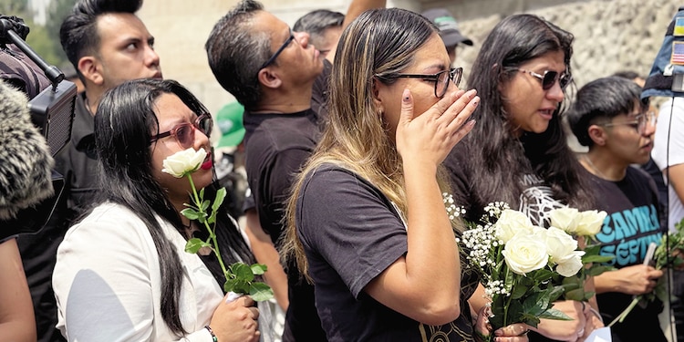 LAS FANS no pudieron contener las lágrimas mientras entonaban sus canciones.