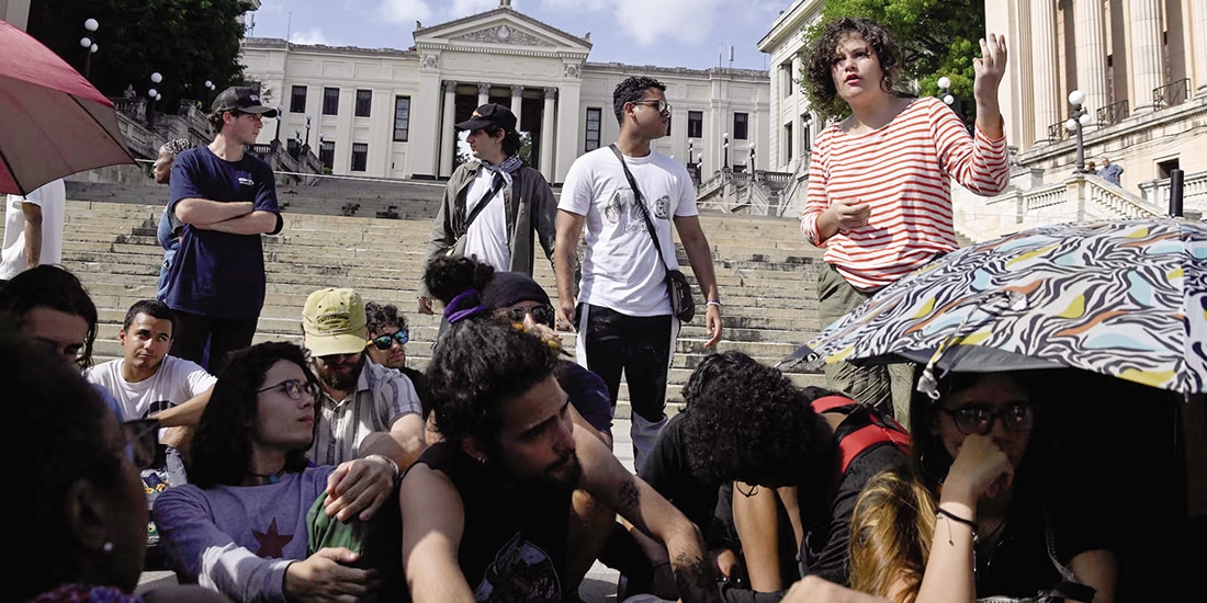 Anabel Oliva, habla afuera de la Universidad de La Habana durante protesta, ayer.