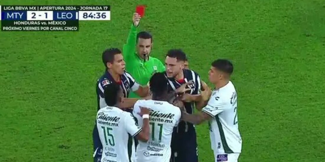 Stiven Mendoza pierde la cabeza en el partido entre Monterrey vs León Foto: @TUDNMEX / X