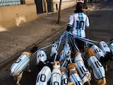 En Argentina un grupo de perros luce la playera de Messi.