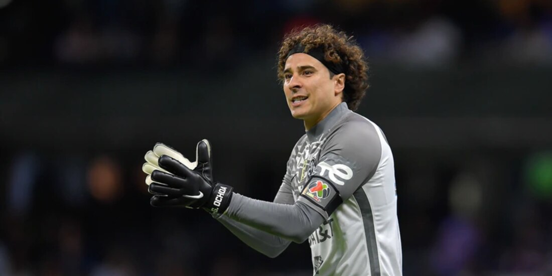 Memo Ochoa durante un partido del América en el Torneo Clausura 2022 de la Liga MX.