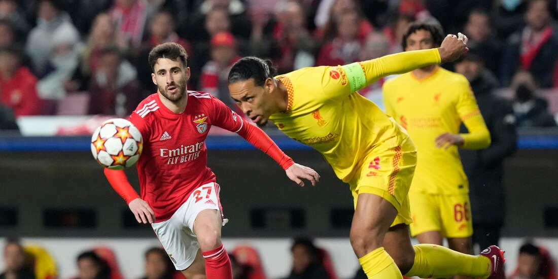 Virgil van Dijk, del Liverpool, aleja el balón de Rafa Silva, del Benfica, en los cuartos de final de la Champions League.