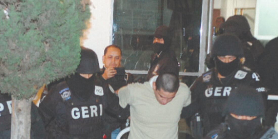 Elementos de seguridad trasladan a Óscar “N”, El Lunares, al Reclusorio Oriente, en febrero de 2020.