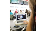 Usuaria de tecnología telefónica y digital en el Aeropuerto Internacional de la CDMX, en imagen de archivo.