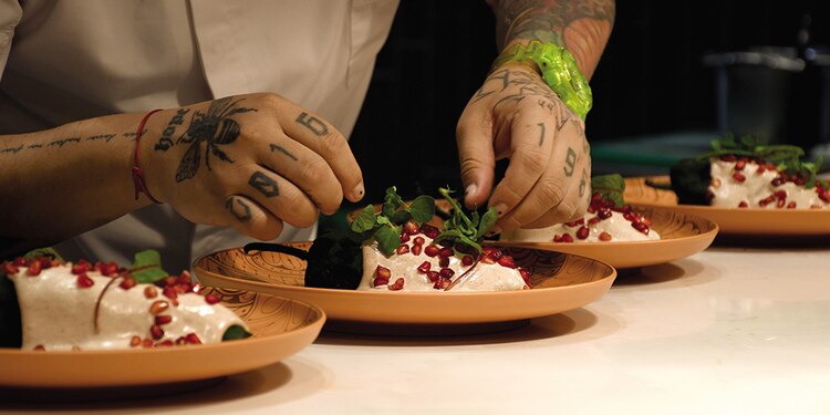 El toque final en Sendero es la ceniza de hojas de elote.