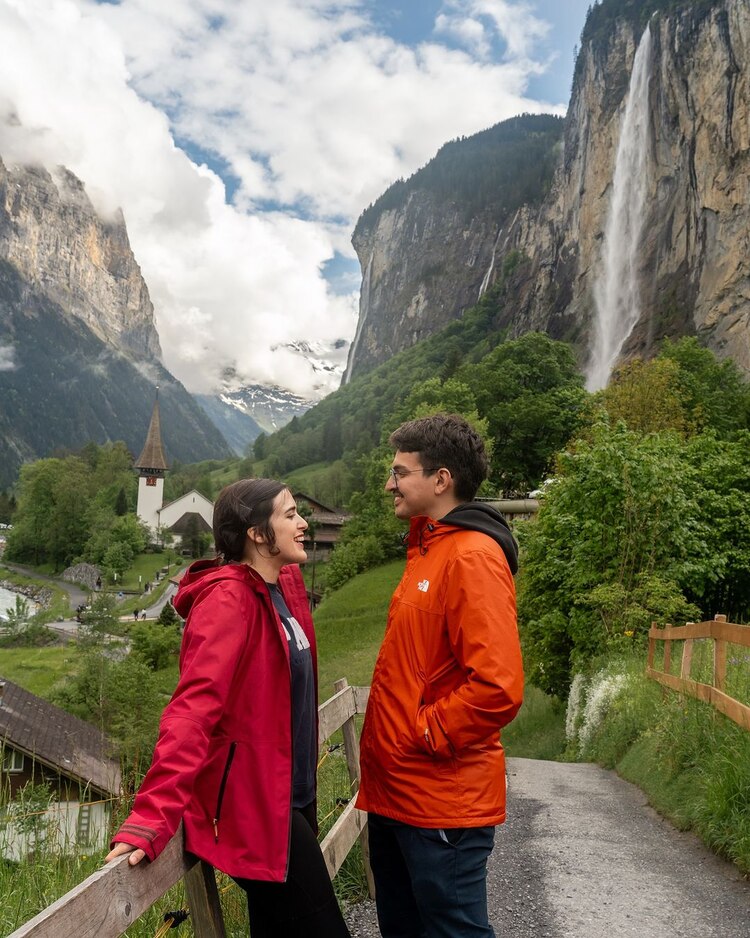 Lauterbrunnen, Suiza, tiene 2,400 habitantes