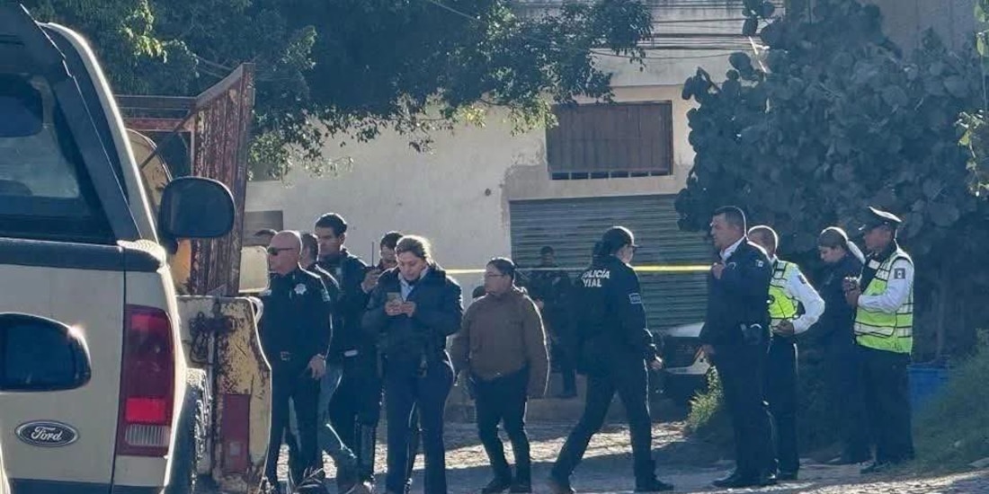 Elementos estatales resguardan la zona donde fueron localizadas las oficiales tras un ataque directo.