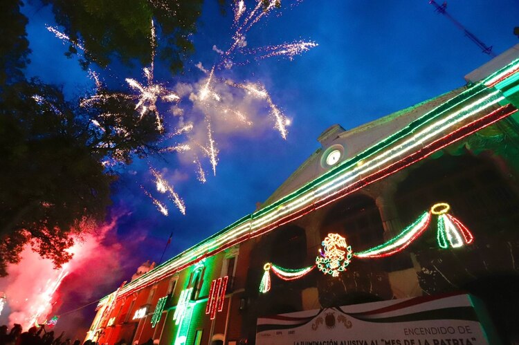 El alumbrado especial por el mes patrio.