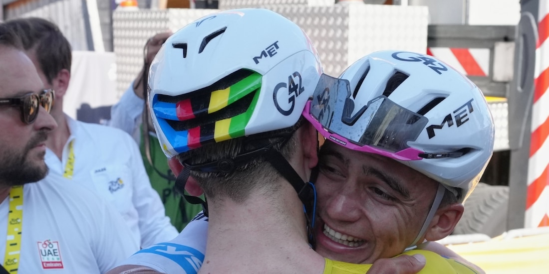 Abrazo entre Tadej Pogacar e Isaac del Toro tras la etapa 19 del Tour de Francia 2026.
