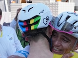 Abrazo entre Tadej Pogacar e Isaac del Toro tras la etapa 19 del Tour de Francia 2026.