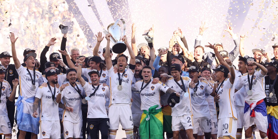 Jugadores del LA Galaxy festejan con el trofeo de campeones de la MLS.