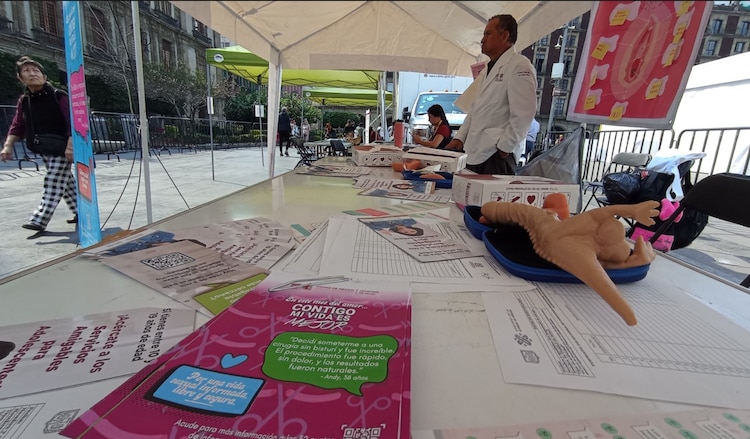 Módulo de educación sexual instalado en el Zócalo, ayer.