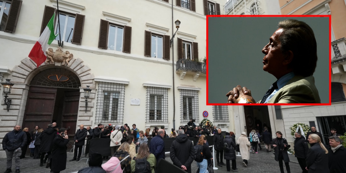 Personas llegan para rendir homenaje al diseñador de moda Valentino Garavani, quien yace en la sede de la fundación Valentino Garavani y Giancarlo Giammetti en el centro de Roma, el miércoles 21 de enero de 2026.