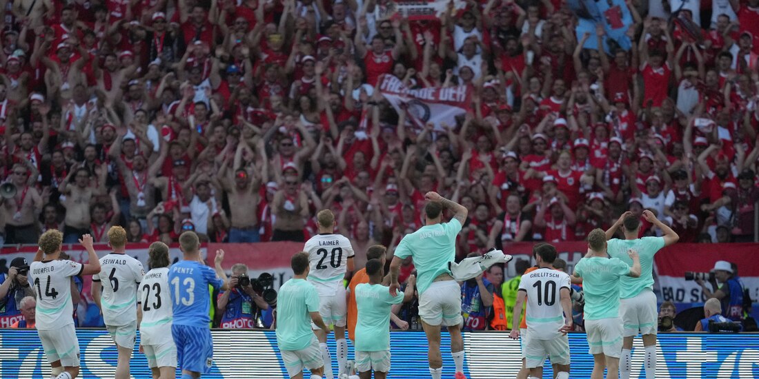 Jugadores austriacos celebran con sus aficionados el pase a los octavos de final, ayer, en Alemania.