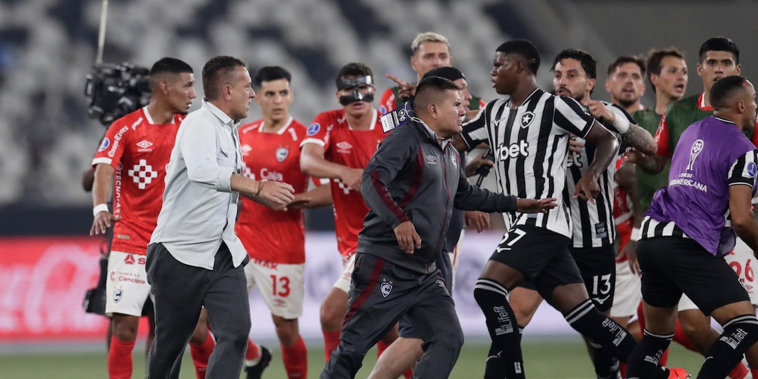 Futbolistas del Botafogo se fueron encima del DT del Cienciano tras quedar eliminados de la Copa Sudamericana.