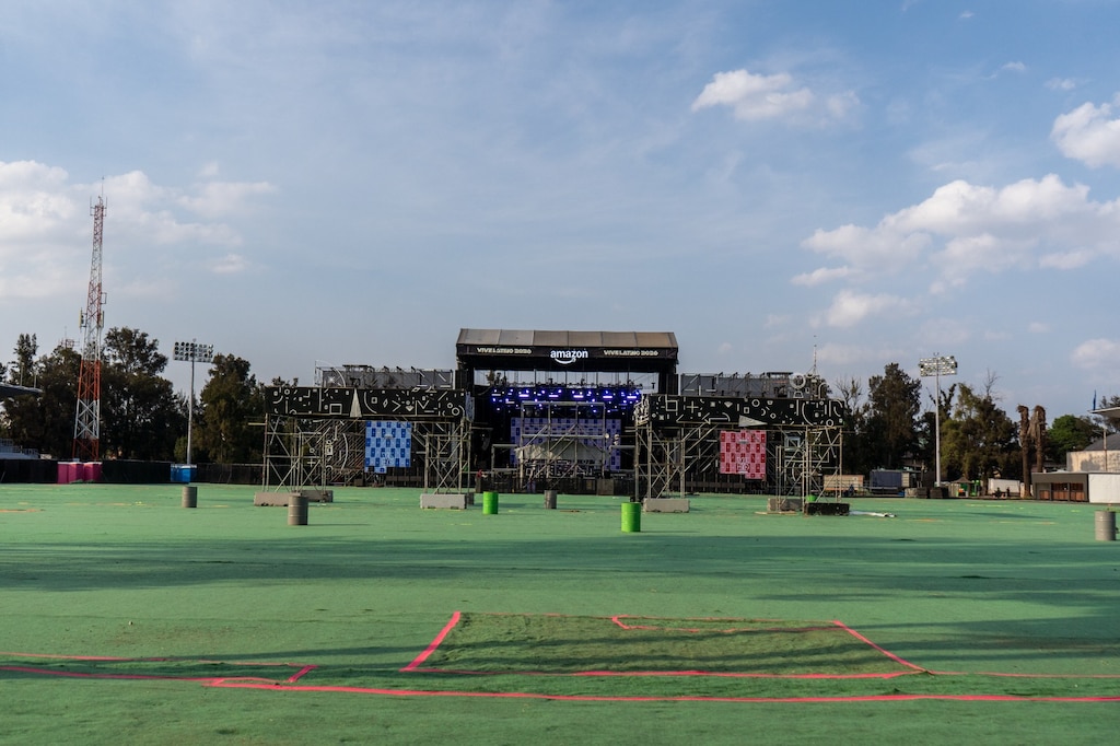 Así instalan escenarios del Vive Latino 2026, que tendrán alta tecnología.