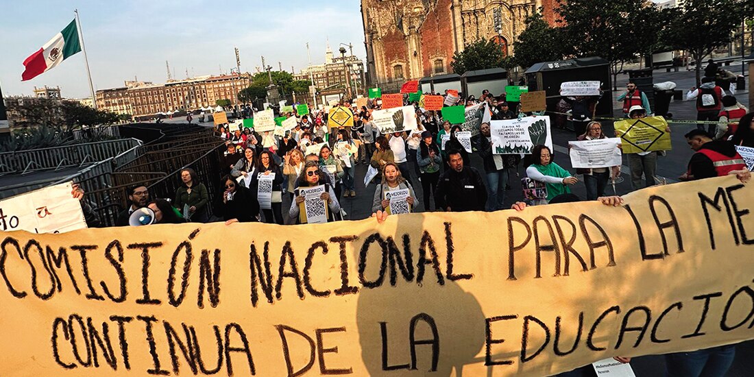 Manifestantes de Mejoredu, ayer, en la Plaza de la Constitución.