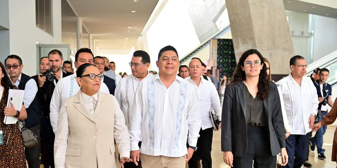 Ricardo Gallardo junto con Rosa Icela Rodríguez (izq.) y Luisa María Alcalde (der.).