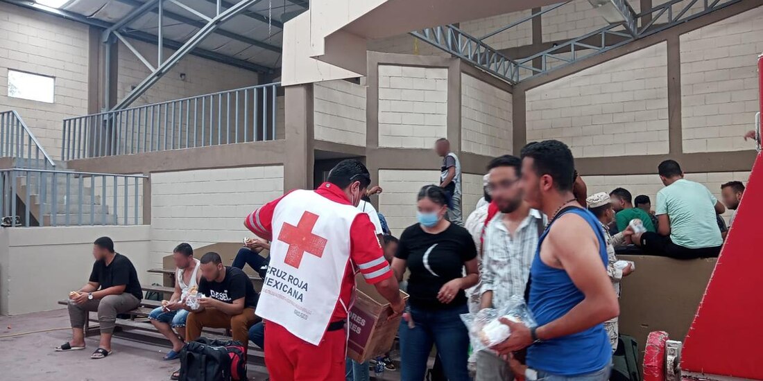 Migrantes asistidos por elementos de la Cruz Roja.
