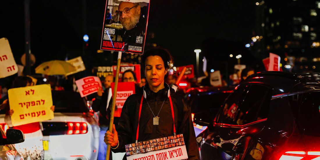 Ciudadanos israelíes bloquean carreteras para exigir el retorno de rehenes, ayer.