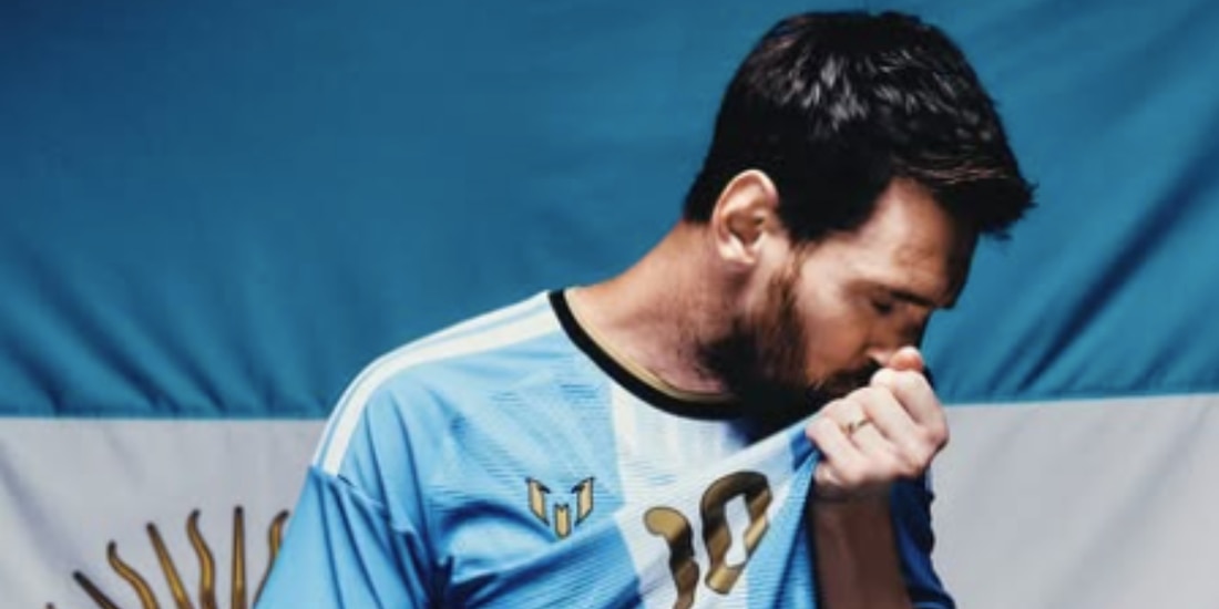 Aficionados hicieron un jersey gigante de Lionel Messi para su despedida de la Selección Argentina.