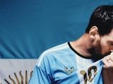 Aficionados hicieron un jersey gigante de Lionel Messi para su despedida de la Selección Argentina.