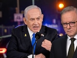 Benjamin Netanyahu (izq.) acusa al primer ministro australiano (der.) de alentar antisemitismo con su apoyo a estado palestino.
