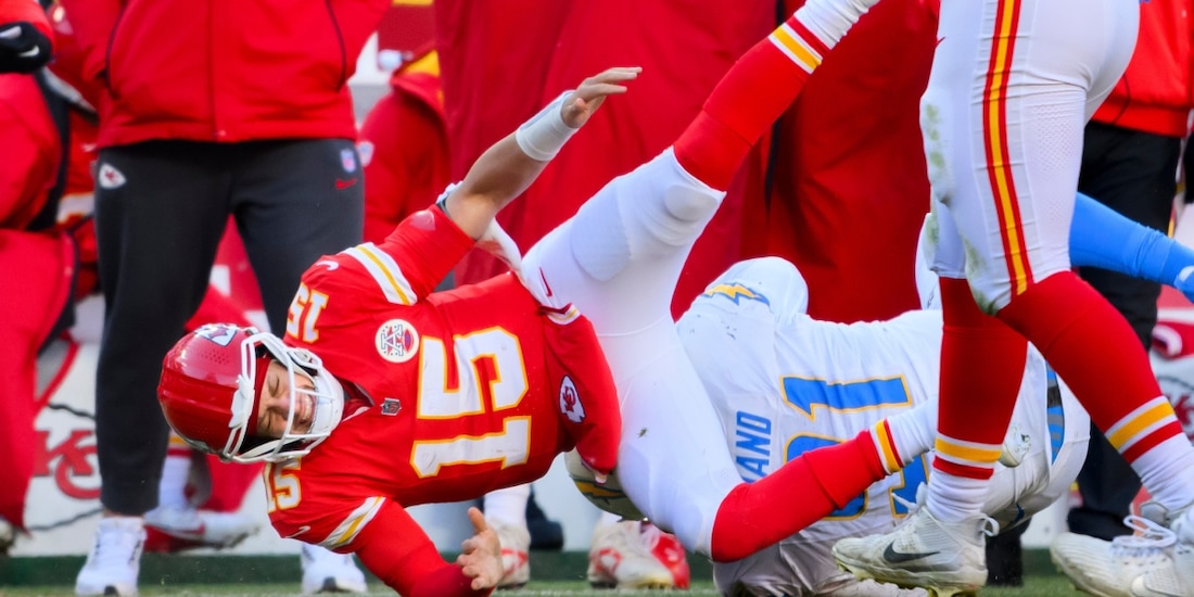 Patrick Mahomes se lesionó en la derrota de Chiefs ante Chargers, que dejó a Kansas City fuera de playoffs por primera vez en 11 años.