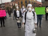 Personal de restaurantes protestó en el Zócalo para que les permitan operar