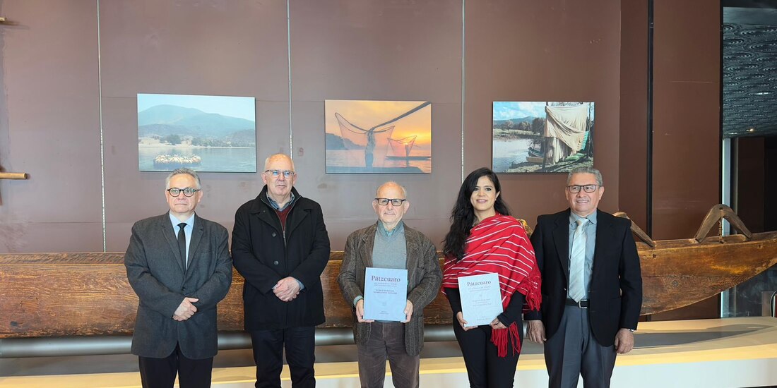 Diego Prieto Hernández, titular del INAH (centro), firma el expediente técnico para postular a Pátzcuaro como Patrimonio Mundial ante la Unesco.