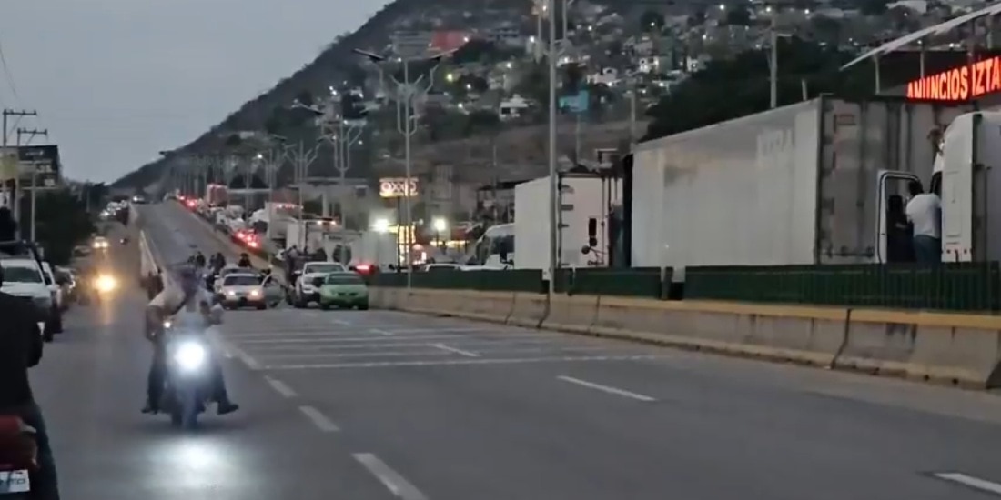 Tras 9 horas de bloqueo, liberan la Autopista del Sol.