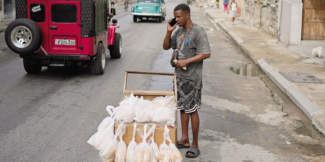 Un vendedor de pan en La Habana, el 17 de marzo.