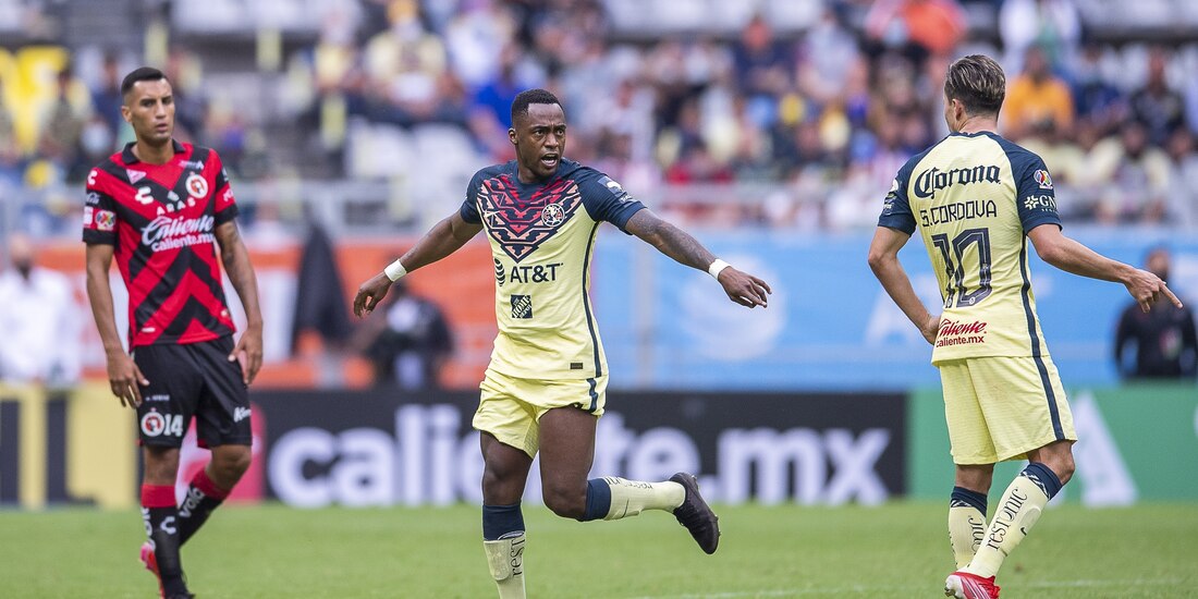 Renato Ibarra al momento de ingresar en lugar de Henry Martín en el América vs Tijuana.
