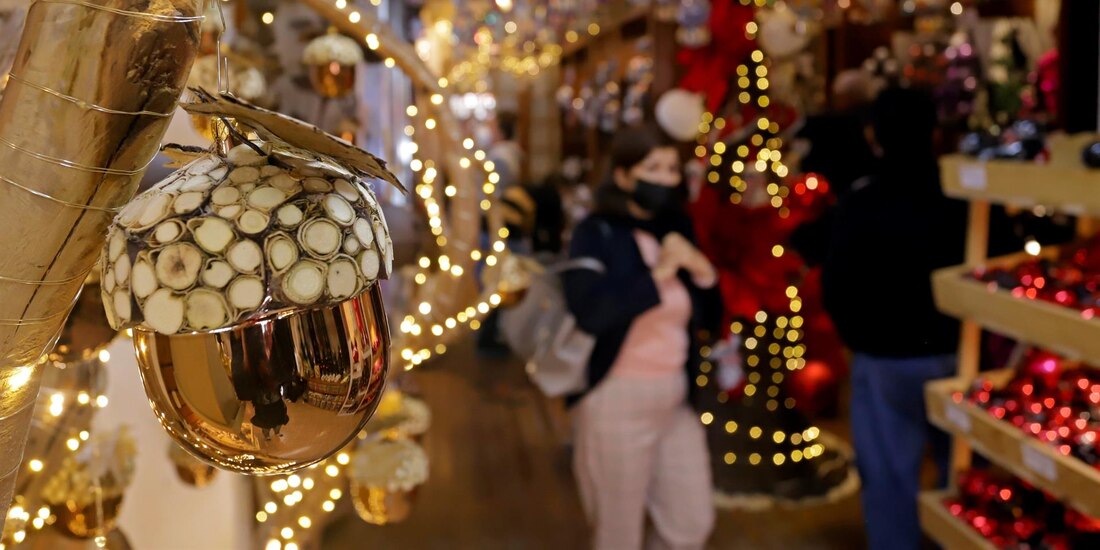 Protección Civil invitó a las familias a mantener a los animales de compañía e infantes alejados de artefactos cortantes como las esferas de Navidad para prevenir accidentes.