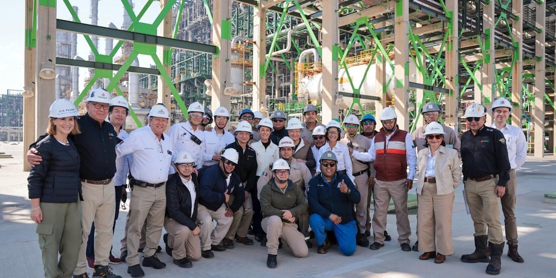 Directivos de Pemex e ICA acompañan a la jefa del Ejecutivo en el recorrido por las obras de modernización en Atitalaquia, Hidalgo.