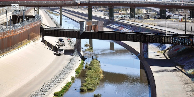 Vista de la frontera entre EU y México dividida por el río Bravo, a la altura del Puente Internacional Paso del Norte en Ciudad Juárez, Chihuahua, el 19 de enero.