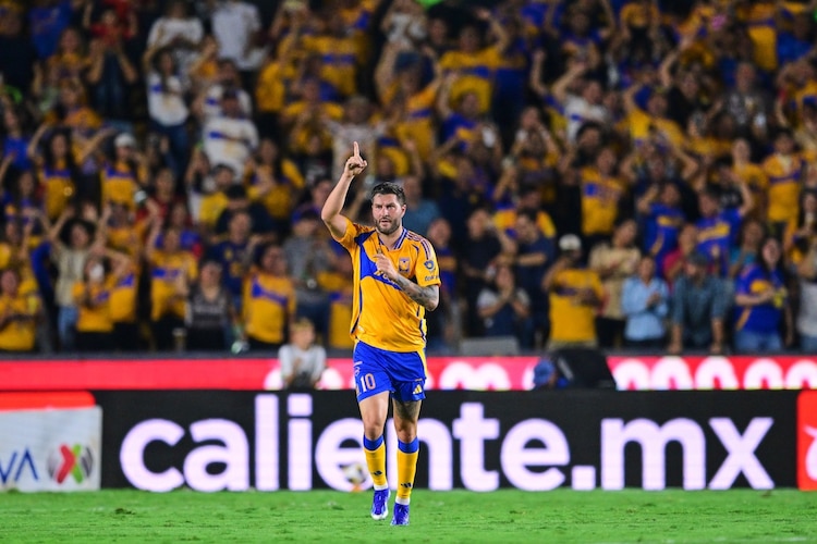Gignac festeja uno de sus goles con Tigres en el Apertura 2024.