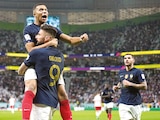 Mbappé y Giroud celebran un gol de Francia, ayer, en Qatar.
