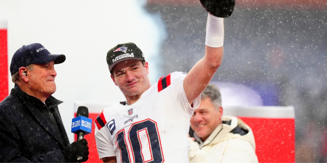 Drake Maye festejando el título del Campeonato Divisional.