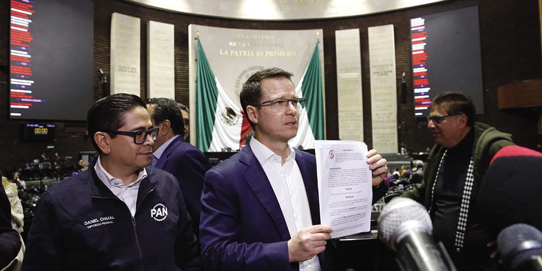 El coordinador de senadores del PAN, Ricardo Anaya, ayer, habla con medios en la Comisión Permanente.