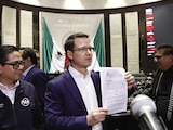 El coordinador de senadores del PAN, Ricardo Anaya, ayer, habla con medios en la Comisión Permanente.