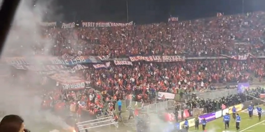 Aficionados de Independiente Medellín invaden la cancha tras la derrota de su equipo.