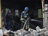 Personal de emergencias revisa las condiciones de zonas atacadas en Zaporiyia.