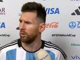 Lionel Messi se calienta tras el partido de Argentina