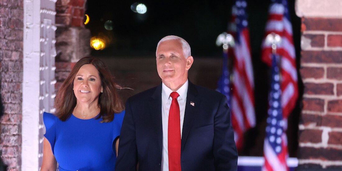 El vicepresidente de EU y su esposa, antes del discurso estelar, ayer.