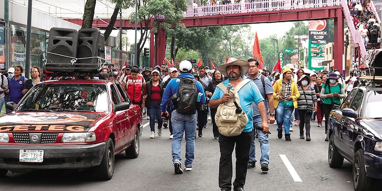 Maestros de la CNTE marcharon ayer en calzada de Tlalpan.