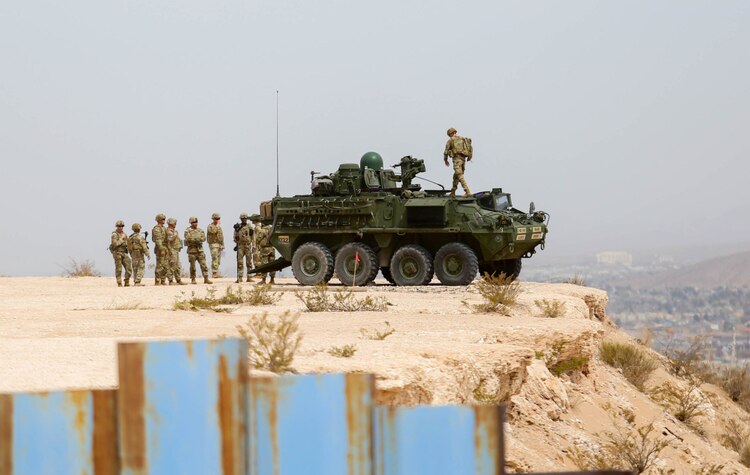 Militares de EU en una tanqueta vigilan la frontera con México desde El Paso, el pasado 27 de marzo.