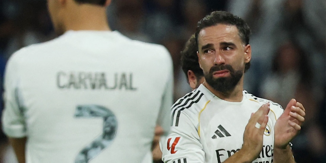 Dani Carvajal aplaude y llora en su despedida del Real Madrid el sábado pasado